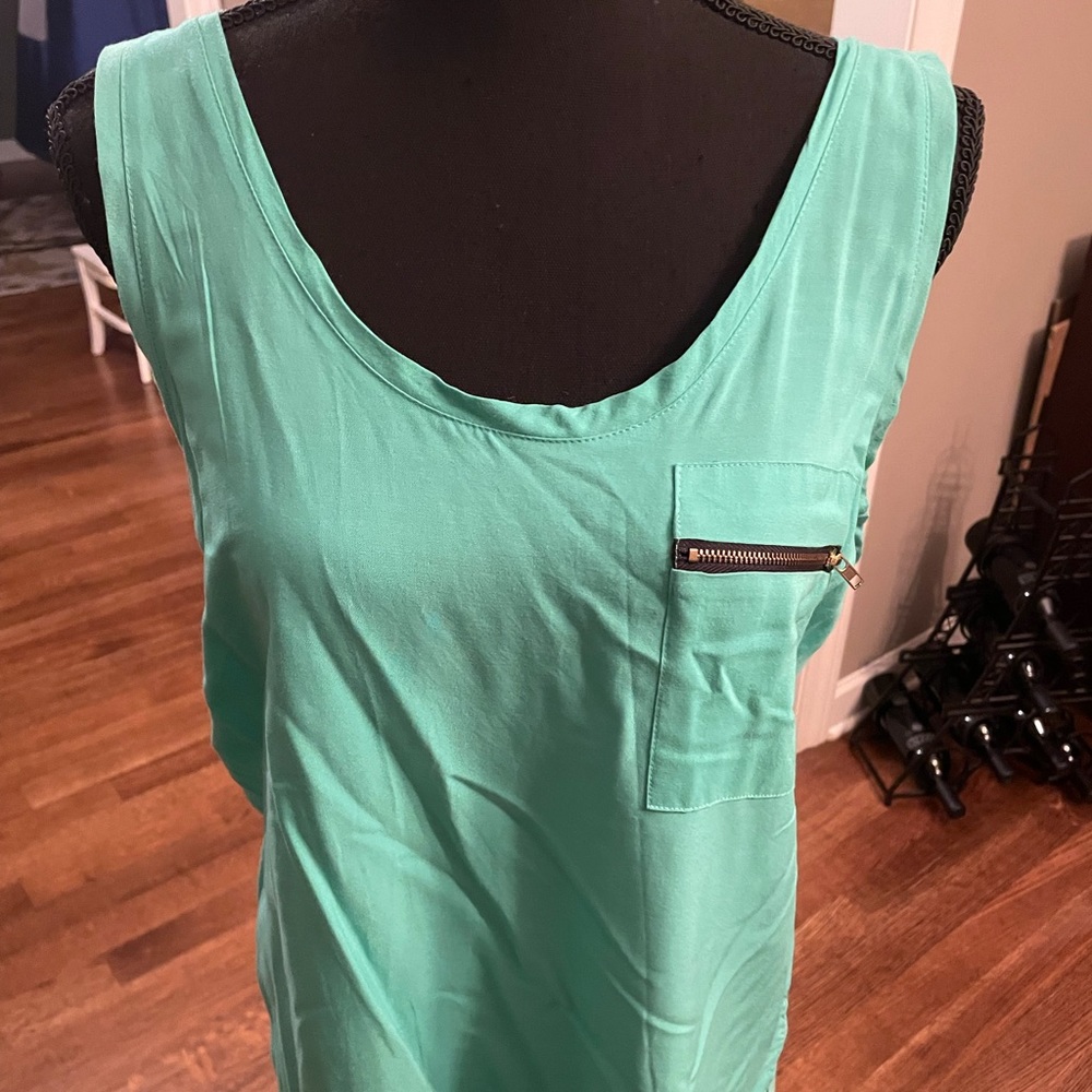 ⚡️3/$21 teal tank w zipper pocket detail